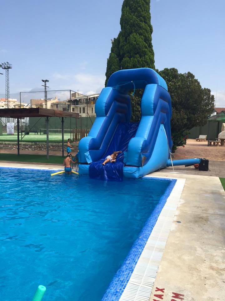 castillo hinchable acuatico tobogan azul agua